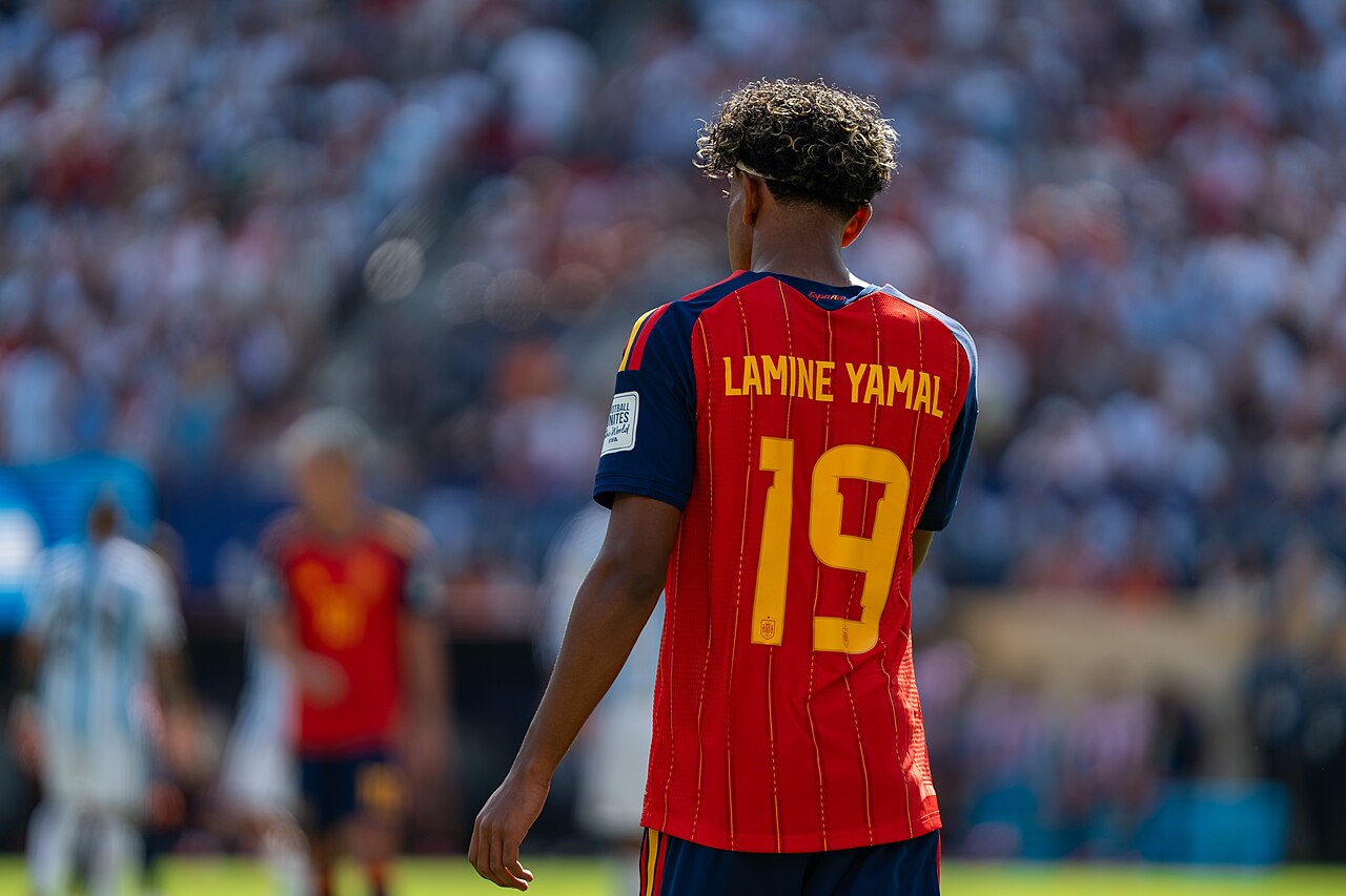 Lamine Yamal wearing Spain's number 19 shirt, seen from behind during the 2026 World Cup final against Argentina